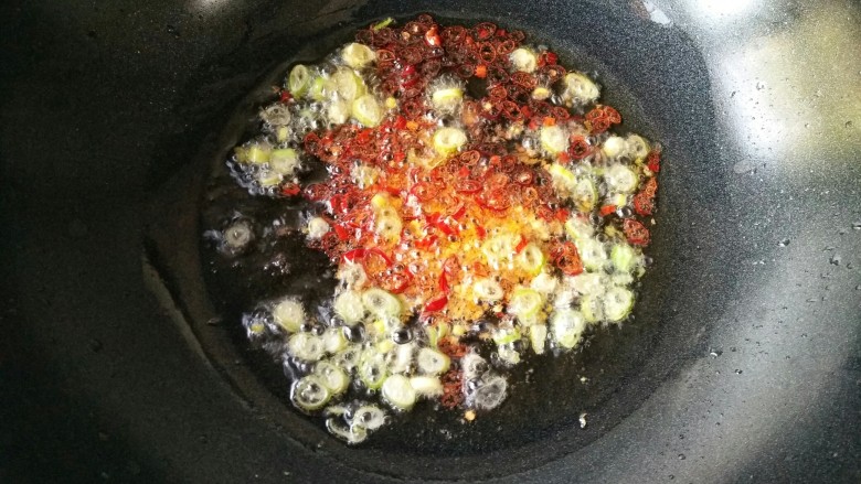 香辣笋丁菌菇酱――下饭必备,下入葱花和小米辣圈,爆出香味和红油。