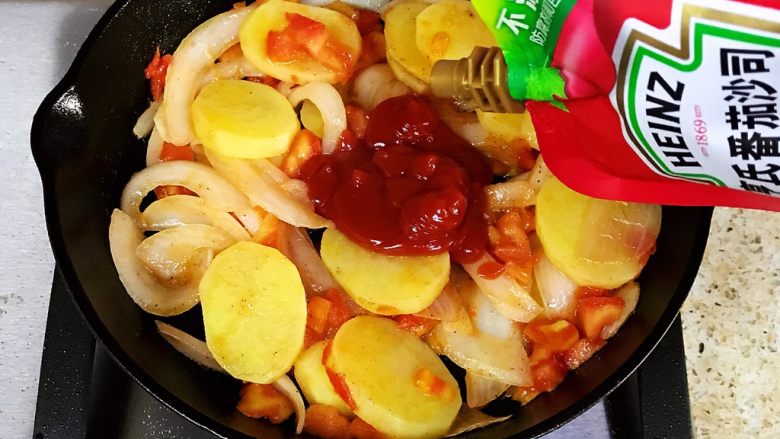 干酪片北非蛋,加入2勺<a style='color:red;display:inline-block;' href='/shicai/ 699'>番茄酱</a>,翻炒均匀