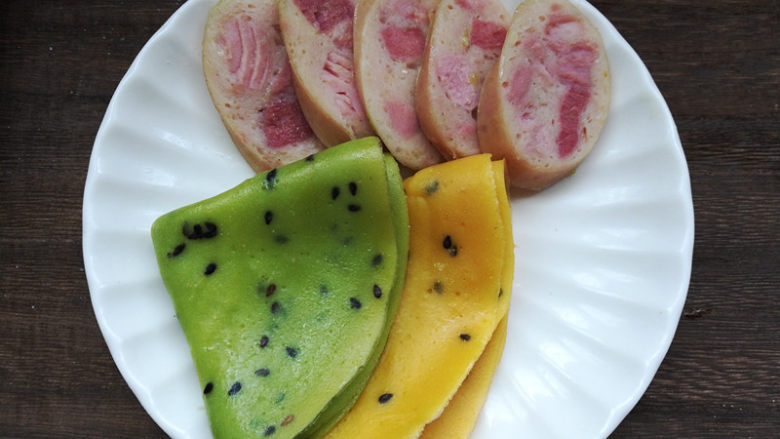 金枪鱼肠鸡蛋卷,不想卷的,还可以直接做成鸡蛋饼,鱼肠切片食用就可以了。