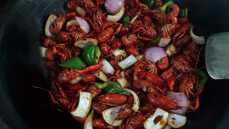 向往的小龙虾🦐,蔬菜是非常后面才放的,因为易熟,晚点放都可以,虾一定要煮透