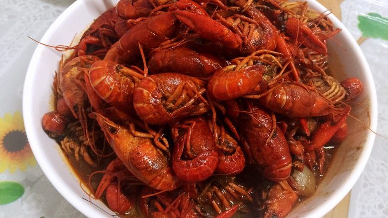 向往的小龙虾🦐,入味而且有点微麻,非常简单!在家煮量不这么大也是很方便的,当然有向往的大锅大灶就更完美了,上图为今天刚煮的实物图,味道吃过了很不错,算是蛮成功的。