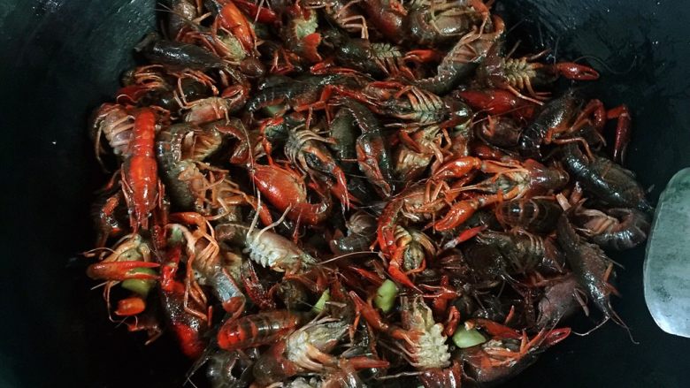 向往的小龙虾🦐,煸炒龙虾至通红加入清单中的所有调味料