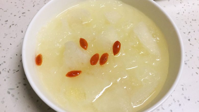 向往的小龙虾🦐,饭后来点金秋梨银耳汤(用电饭煲煮的,最后放秋梨,放冰糖放点枸杞)500克鲜银耳+一个秋梨+足量水慢慢炖,简单便捷。无论是冷还是热都很美味,润喉降燥,任何季节都适合,可以去去火气。