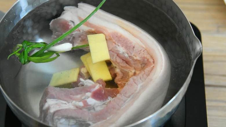 粉蒸肉—软软糯糯,肥而不腻入口即化,五花肉冷水下锅,放入葱结、姜片,淋入1勺料酒。