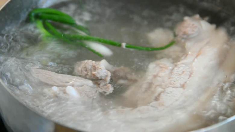 粉蒸肉—软软糯糯,肥而不腻入口即化,大火煮约8分钟。
