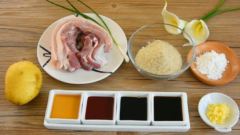 粉蒸肉—软软糯糯,肥而不腻入口即化, ·食材·
【主料】五花肉 200克|蒸肉米粉 250克
【辅料】:生抽 2勺|老抽 1勺|土豆 1个|腐乳汁 1勺|淀粉 2勺|料酒 2勺|生姜 适量|香葱 少许