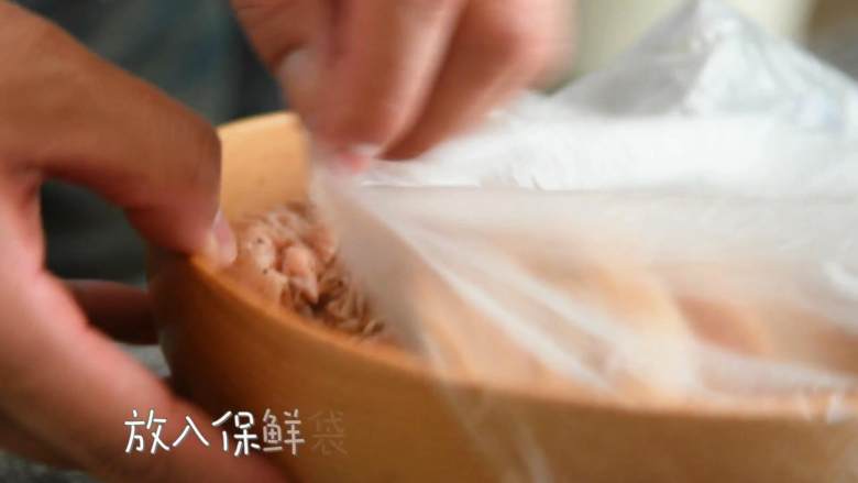 草稿1527346179669,放入保鲜袋,冰箱腌制一晚更入味。