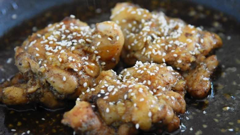 草稿1527346179669,撒些白芝麻和罗勒叶,即可。