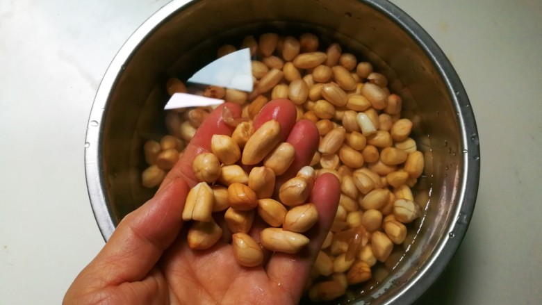 生抽八角花生仁,先把花生仁冲洗一下,用清水浸泡五小时,完全泡开
