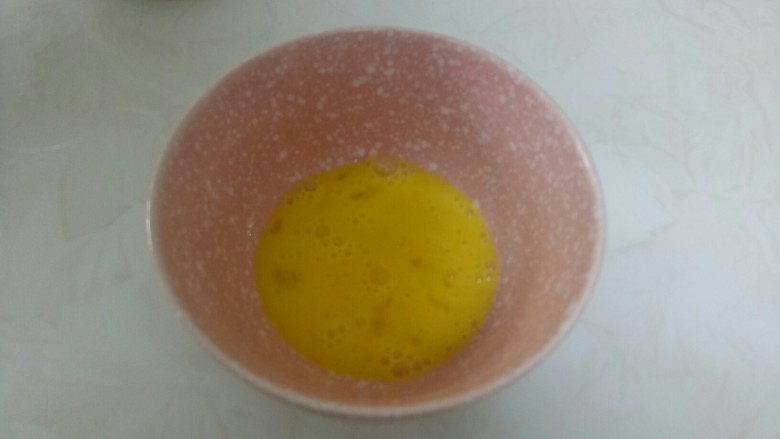 青瓜蛋糕,鸡蛋打入碗里,搅拌均匀。