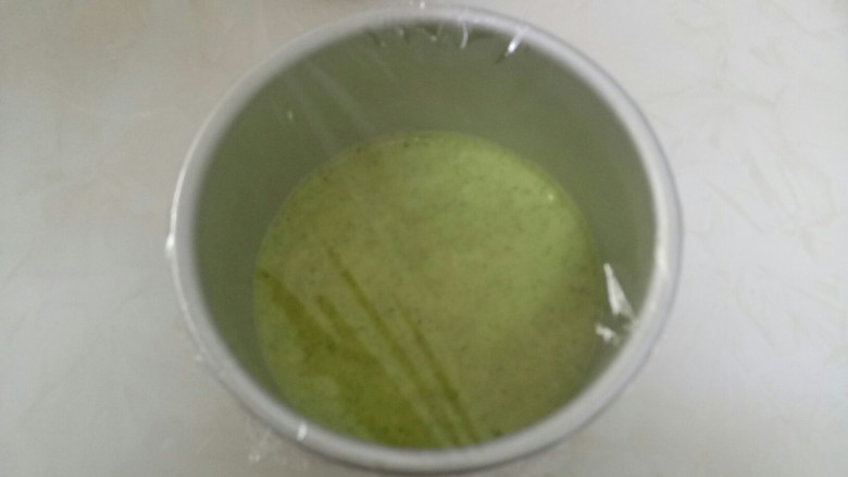 青瓜蛋糕,盖上保鲜膜,用牙签戳几个小洞。