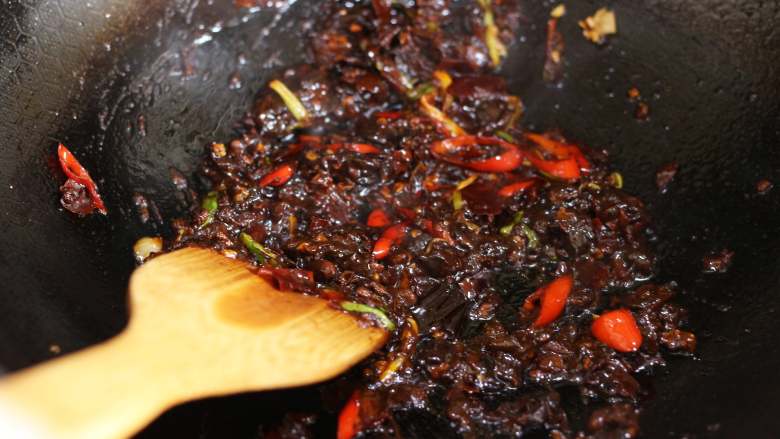 麻辣鱿鱼香锅,锅中放入豆瓣酱和豆豉,煸炒出红油,这里可以加一汤匙<a style='color:red;display:inline-block;' href='/shicai/ 718'>料酒</a>,使酱料呈润泽冒泡状。