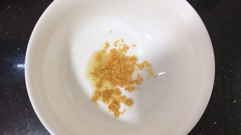 香菇肉末酸辣粉,准备一个碗,加适量盐,炸好的蒜头末和适量<a style='color:red;display:inline-block;' href='/shicai/ 192795'>香麻油</a>(蒜末是现成的,平时会炸一些备用)