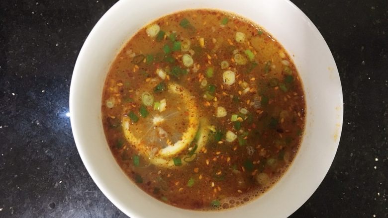 香菇肉末酸辣粉,在调好配料的碗中倒入高汤(没有高汤煮开的水也行)把煮好的米粉过一遍凉水后,加入碗中