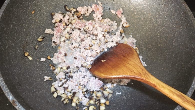 香菇肉末酸辣粉,接着放入腌好的肉末,加少量水,翻炒至肉变色