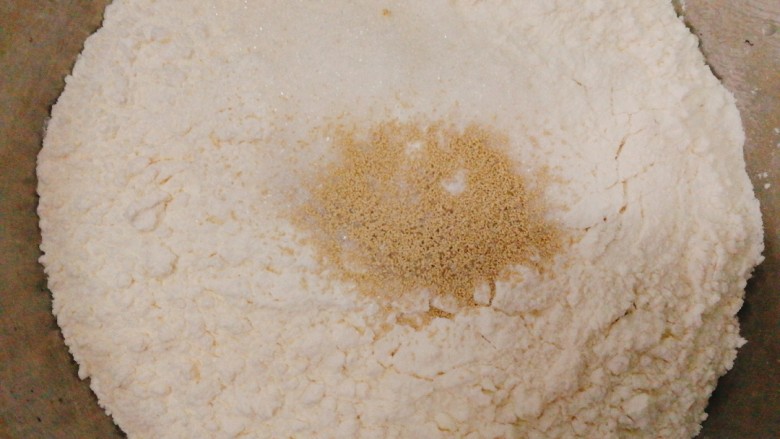 人见人爱的豌豆荚馒头,称出150克中筋面粉,加入细砂糖,发酵粉