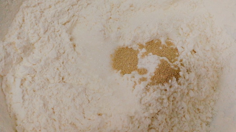 人见人爱的豌豆荚馒头,现在我们来弄白色面团,同样方法,取出中筋面粉加入细砂糖,发酵粉