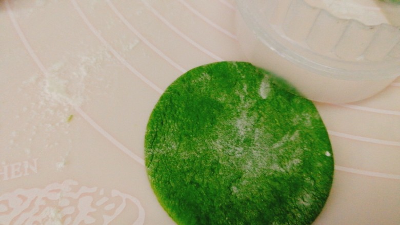 人见人爱的豌豆荚馒头,取出绿色面团,用擀面杖擀成圆形,也可以利用圆形模具压出圆形