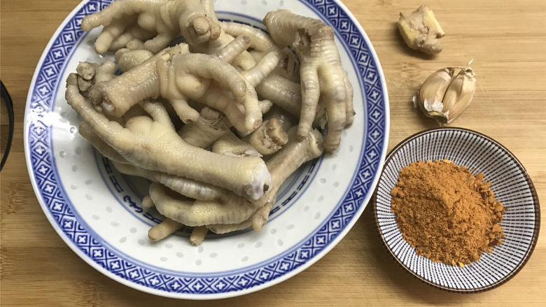 香辣鸡爪,把焯过水的鸡爪捞出,准备好配料。