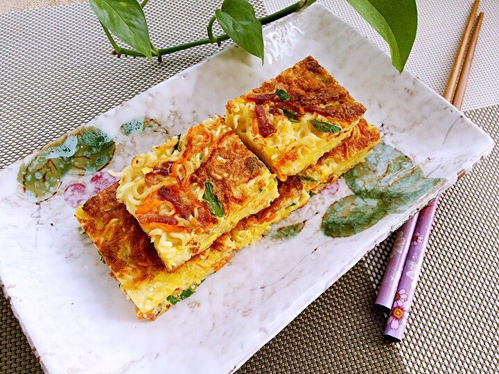 蔬菜小米面蛋饼,两面均煎至金黄,切块即可享用。