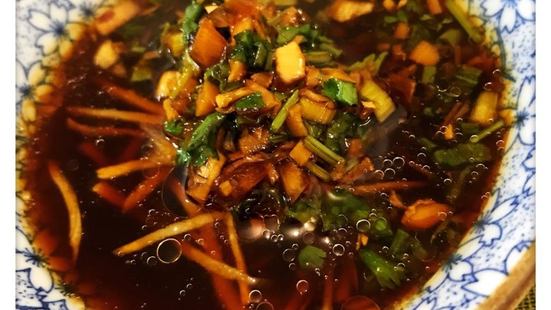 生滚猪杂粥,蘸料是生滚粥的精华,喜欢香油和辣椒的朋友可以依个人口味添加。