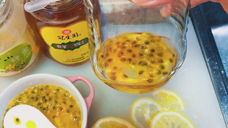 百仙果柠檬蜂蜜茶,加入柠檬片和百香果 依次递增