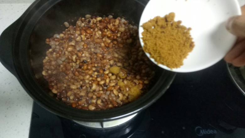 自制红豆沙,转小火煮90分钟,关火,加入红糖。