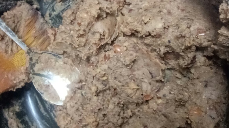 自制红豆沙,炒至豆沙水分蒸干,关火。