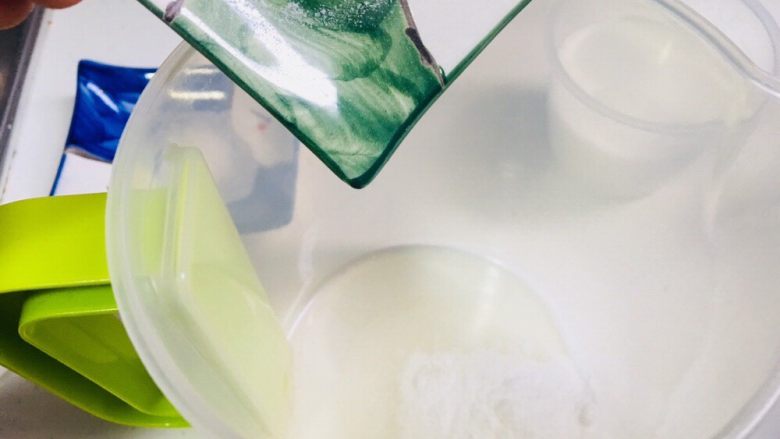 白凉粉版牛奶芒果布丁,白凉粉倒入容器