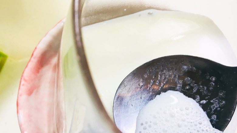 白凉粉版牛奶芒果布丁,用勺子撇去泡沫