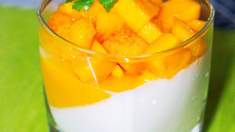 白凉粉版牛奶芒果布丁,2小时后，剩余大芒果切丁放在最上面