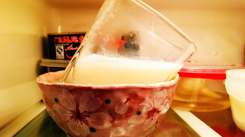 白凉粉版牛奶芒果布丁,放入冰箱冷藏，或者室温2小时以上