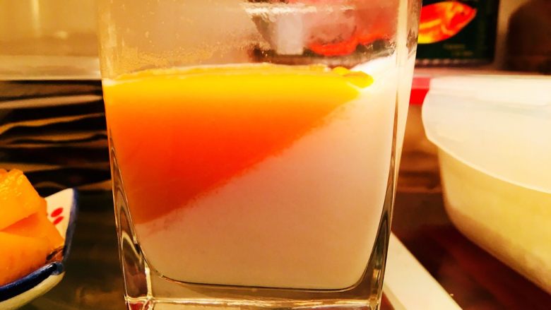 白凉粉版牛奶芒果布丁,放入冰箱冷藏