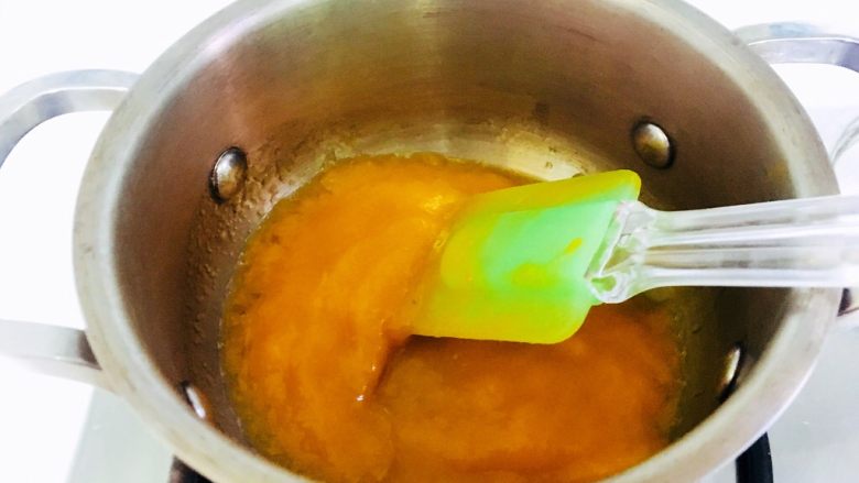 白凉粉版牛奶芒果布丁,跟牛奶步骤一样，都是先把白凉粉凉水融化，再倒入芒果泥，搅拌至80℃