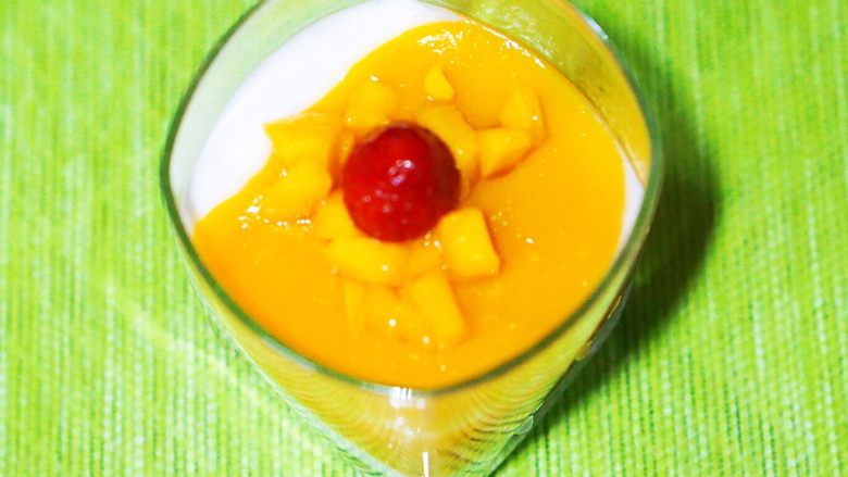 白凉粉版牛奶芒果布丁,拍照吧