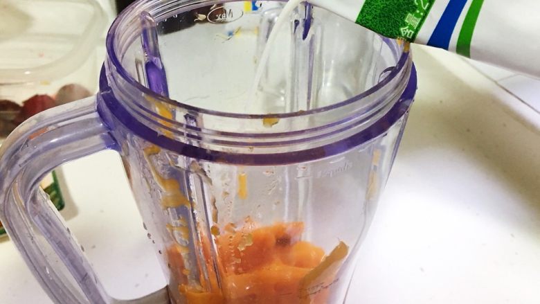 白凉粉版牛奶芒果布丁,倒入一点牛奶打成芒果泥