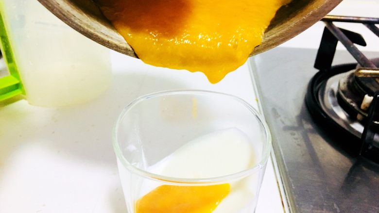 白凉粉版牛奶芒果布丁,倒入之前已经凝固的牛奶冻