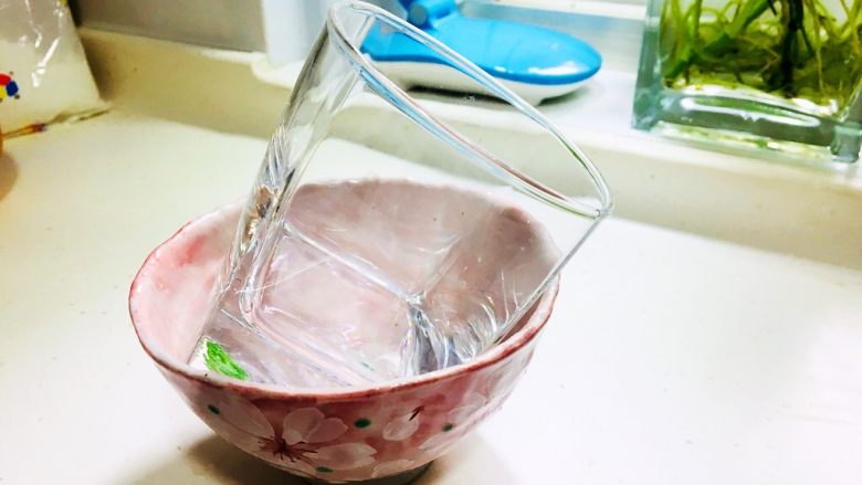 白凉粉版牛奶芒果布丁,找一个杯子斜放在碗里