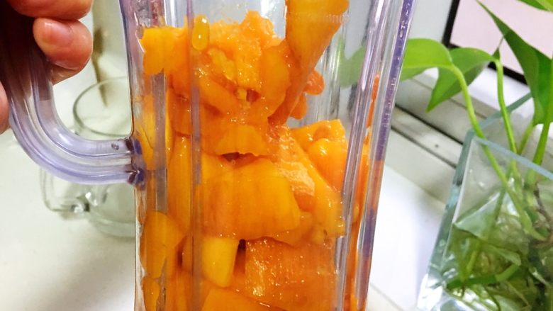 白凉粉版牛奶芒果布丁,切块放入搅拌机