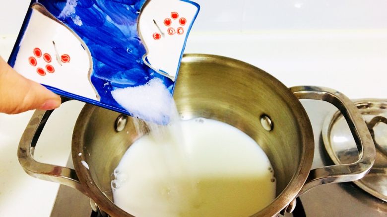 白凉粉版牛奶芒果布丁,加入糖