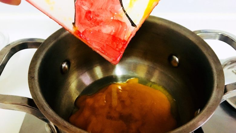 白凉粉版牛奶芒果布丁,倒入奶锅里