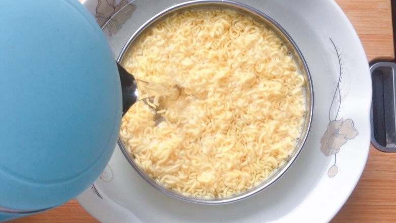 泡面鸭蛋饼,倒入开水,没过方便面为宜