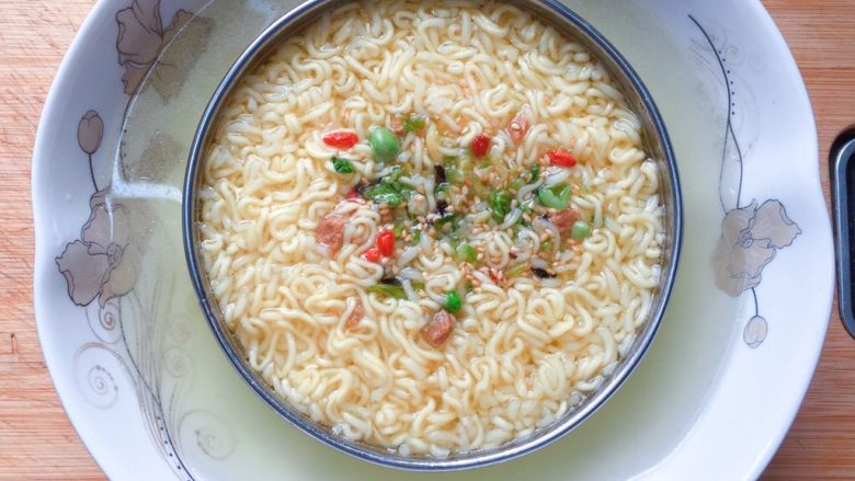 泡面鸭蛋饼,加入方便面中的配料,浸泡2~3分钟,至方便面泡软后捞出沥干水分