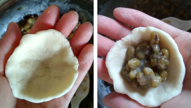 绿豆包,取一个剂子放手心压扁,在装上一小勺绿豆(如图)