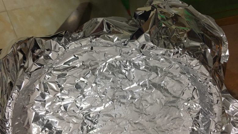 午餐肉(自制香肠),将肉装在容器中,最好是深一点的方的容器,表面用锡纸盖好压实,入蒸锅大火蒸25分钟即可。