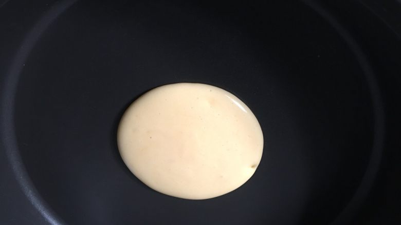 松饼,
中小火烧热平底锅,舀一勺面糊一次性倒入锅里,这个动作要轻快,才成保证松饼造型,小火煎制,一定小火!全程保持耐心用小火。