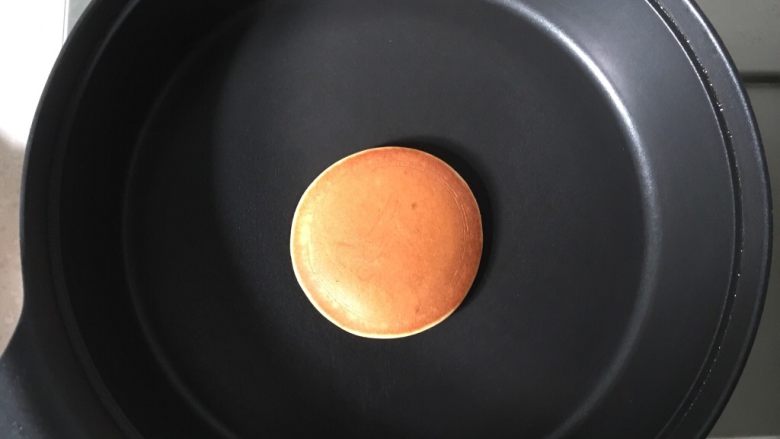 松饼,煎好的松饼表面金黄、上色均匀,造型又圆又薄,煎松饼另一面20秒左右即可出炉。每个松饼煎好后,要用湿毛巾擦干净锅底,让锅离开一下灶火、降温一下,才能开始煎第二个,这样才能保证每一个松饼造型成功。