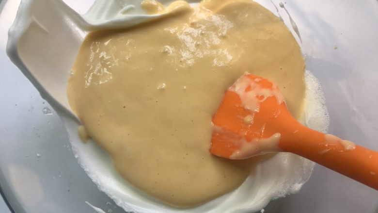 松饼,搅拌均匀的面糊再倒回蛋白糊,硅胶刀继续翻拌手法搅拌均匀。