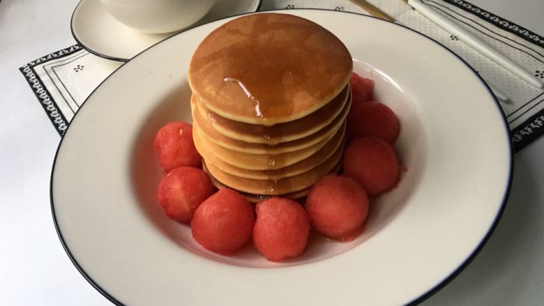 松饼,小小的松饼拥有蓬松柔软的质感,蛋香、奶香浓郁,咬上一口松饼,膨松酥软,清香可口,趁热食用口感更佳。