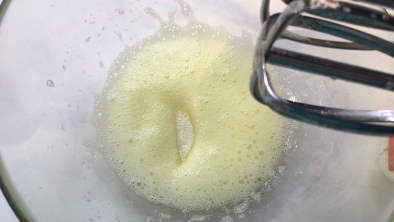 松饼,电动打蛋器高速打发蛋白有鱼眼泡时倒入1/2糖,继续高速打发。